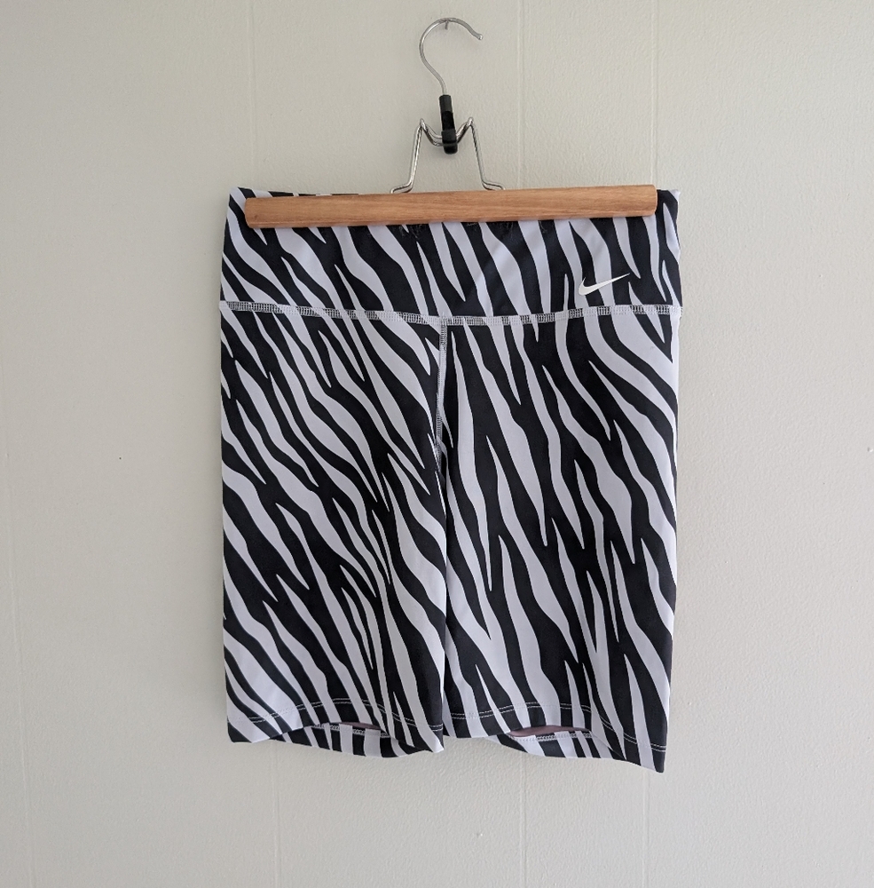 Nike Dri Fit Hi Rise Biker Shorts - Picture 2 of 6